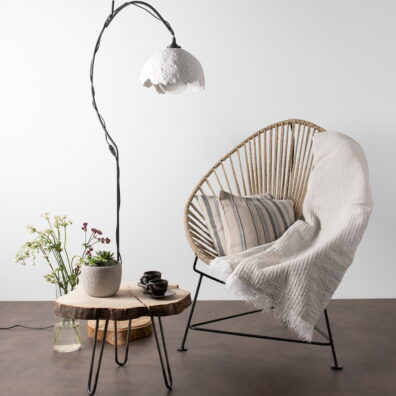 Jasny szary lniany pled wzór jodełkowy.