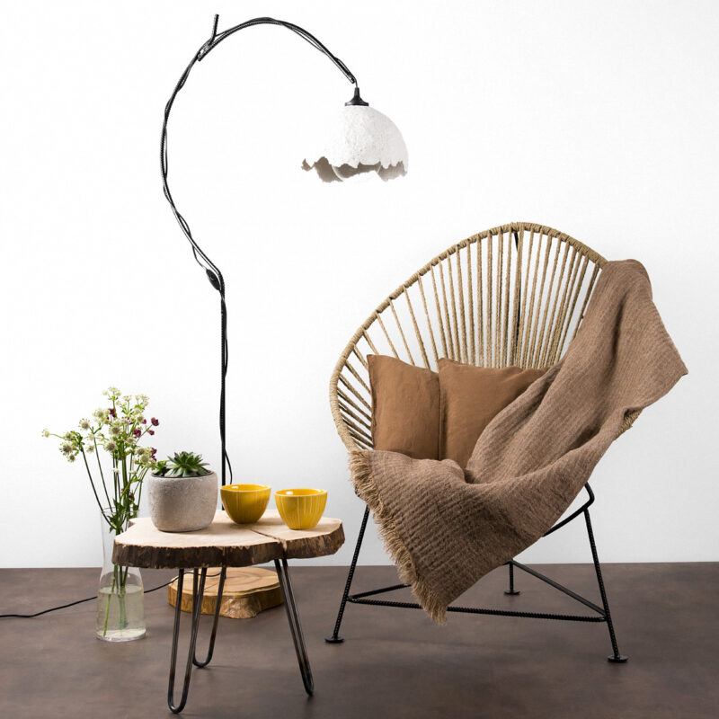 Brązowy lniany pled wz&oacute;r jodełkowy.