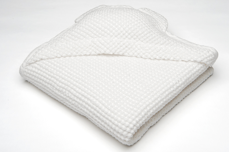 Biały ręcznik niemowlęcy z kapturkiem