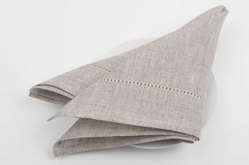 Jasnoszara lniana serwetka stołowa ozdobiona 1 rzędem mereżki.