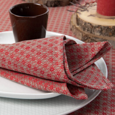Czerwona lniano - bawełniana serwetka w romby.