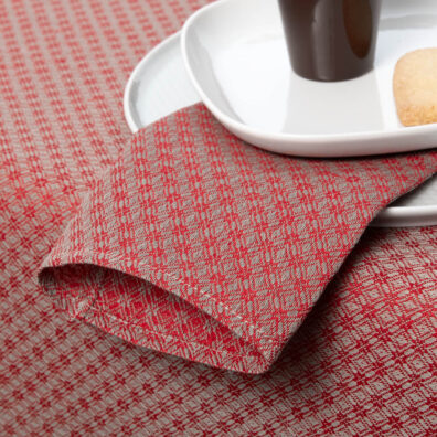 W miejscu styku rombów wzór układa się w kwiatki.