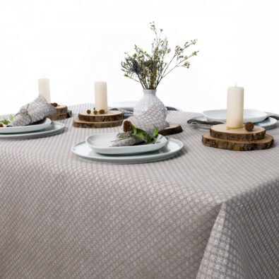 Jasnoszary lniany obrus wytkany w romby