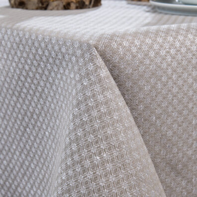 Szary obrus ozdobiony oryginalnym ornamentem.