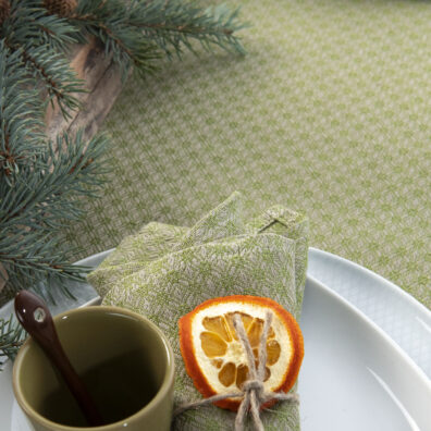 Zielony lniany obrus wytkany w romby.