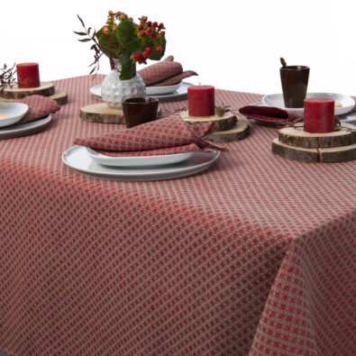 Czerwony lniany obrus wytkany w romby