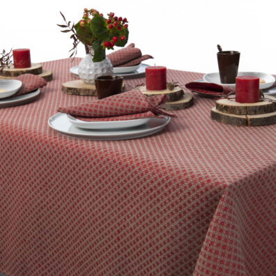Czerwony lniany obrus wytkany w romby
