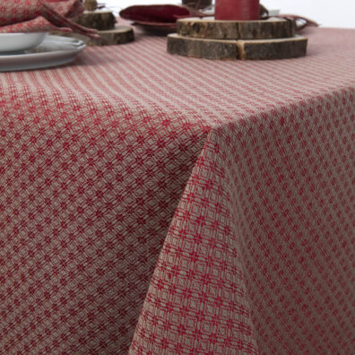 Lniano - bawełniany obrus wytkany w czerwone i szare romby.