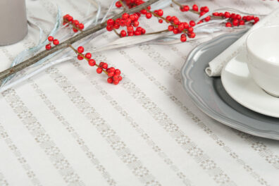 Lniany mlecznobiały obrus w szare paski - ornamenty.