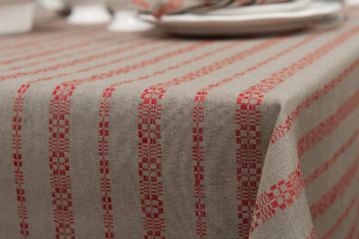 Szary obrus w czerwone pasy - ornamenty.