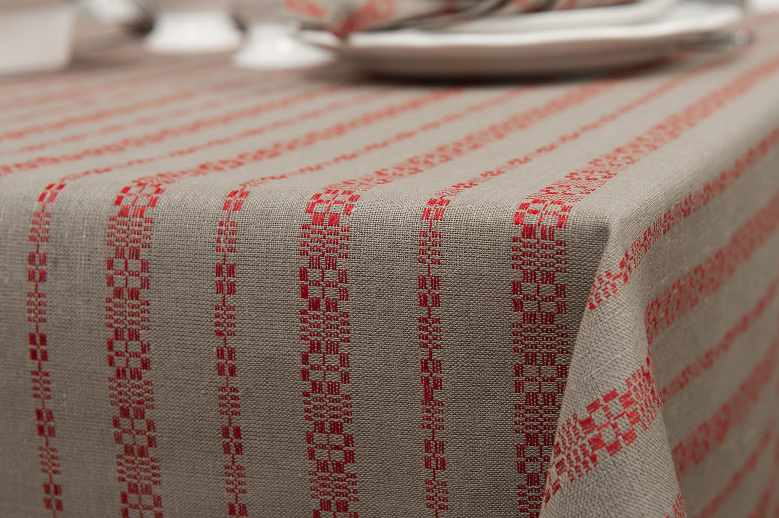 Szary obrus w czerwone pasy - ornamenty.