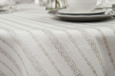 Lniany mlecznobiały okrągły (owalny) obrus w szare ornamenty.