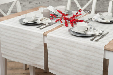 Lniany mlecznobiały bieżnik stołowy w szare ornamenty