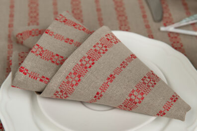 ORNA lniana szara serwetka w czerwone ornamenty.