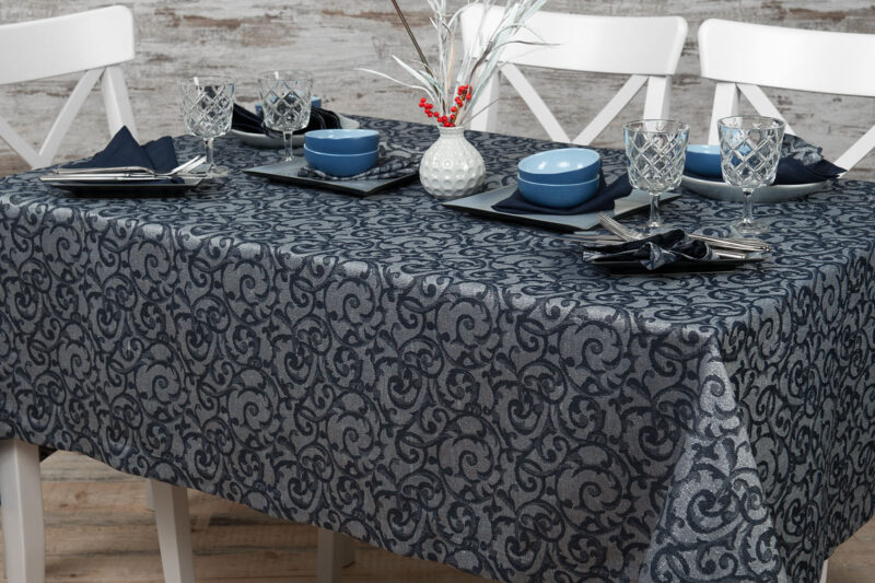 Lniany obrus w granatowo &ndash; szary ornament