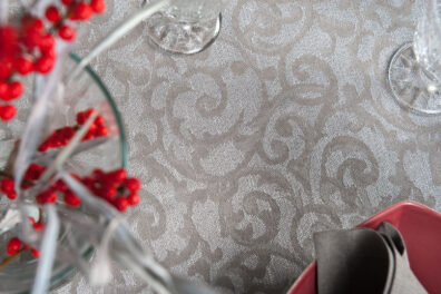 Lniany obrus. Srebrzysty. W barokowe wzory.