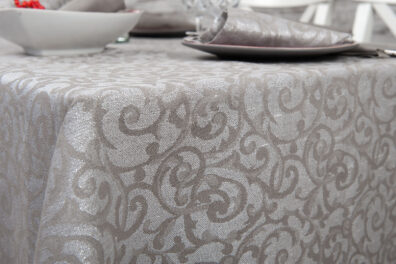 Żakardowy lniany obrus z połyskiem.