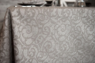 Lniano - bawełniany obrus z połyskiem.