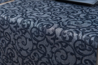 Lniany bieżnik w granatowo – srebrzysty ornament.