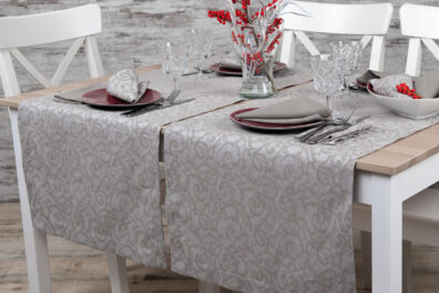 Lniany bieżnik stołowy w srebrzysto - szary ornament