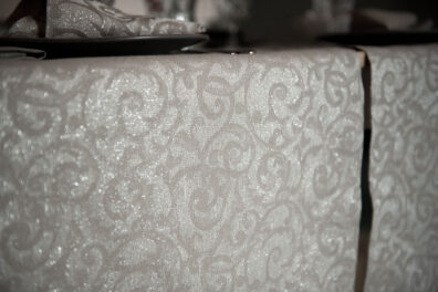 Żakardowy, srebrzysty bieżnik na święto.