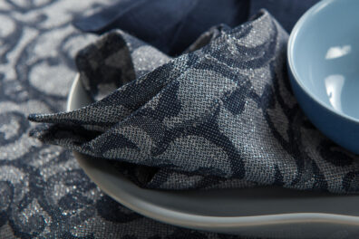 Połyskująca serwetka w granatowo – srebrzysty ornament.