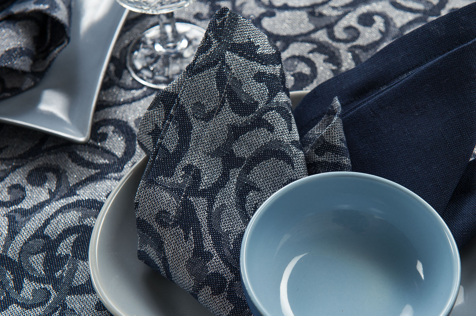 Lniana serwetka stołowa w granatowo &ndash; szary ornament.