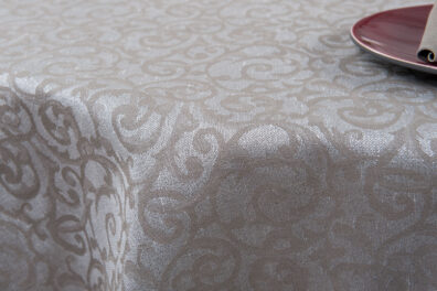 Żakardowy okrągły lub owalny srebrzysty obrus.