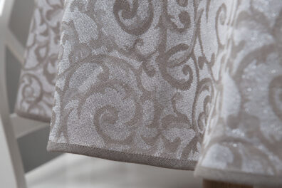 Żakardowy okrągły lub owalny srebrzysty obrus. Wzór - szron.