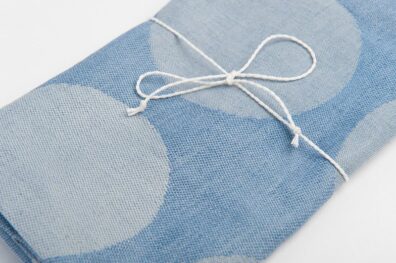 Żakardowy niebieski w jaśniejsze baloniki ręcznik kuchenny.