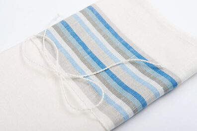 Biała ścierka kuchenna ozdobiona paskami