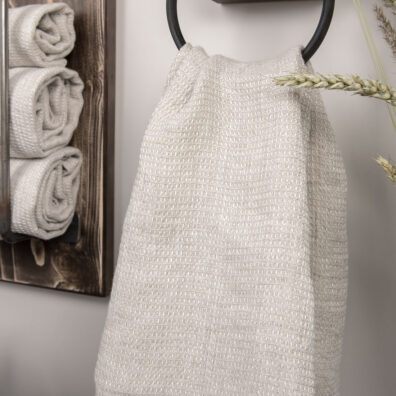 przytulny ręcznik z naturalnej zmiękczanej tkaniny lnianej