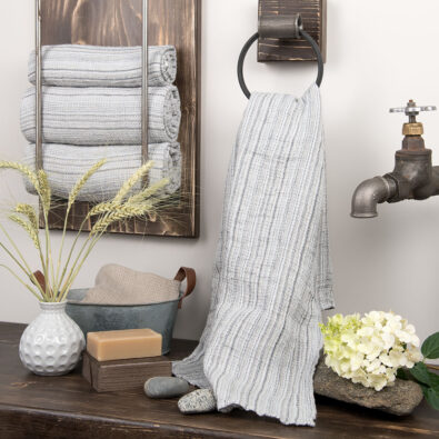 Szary w drobne paski ręcznik kąpielowy