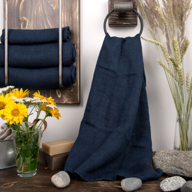 Granatowy lniany ręcznik kąpielowy.