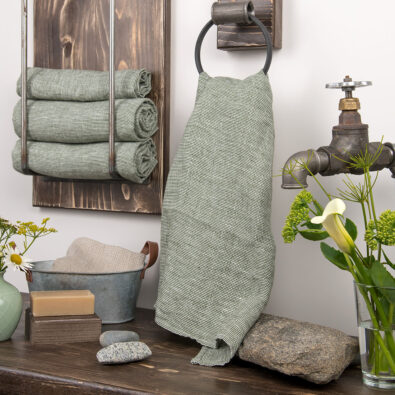 Zielony lniany ręcznik kąpielowy.