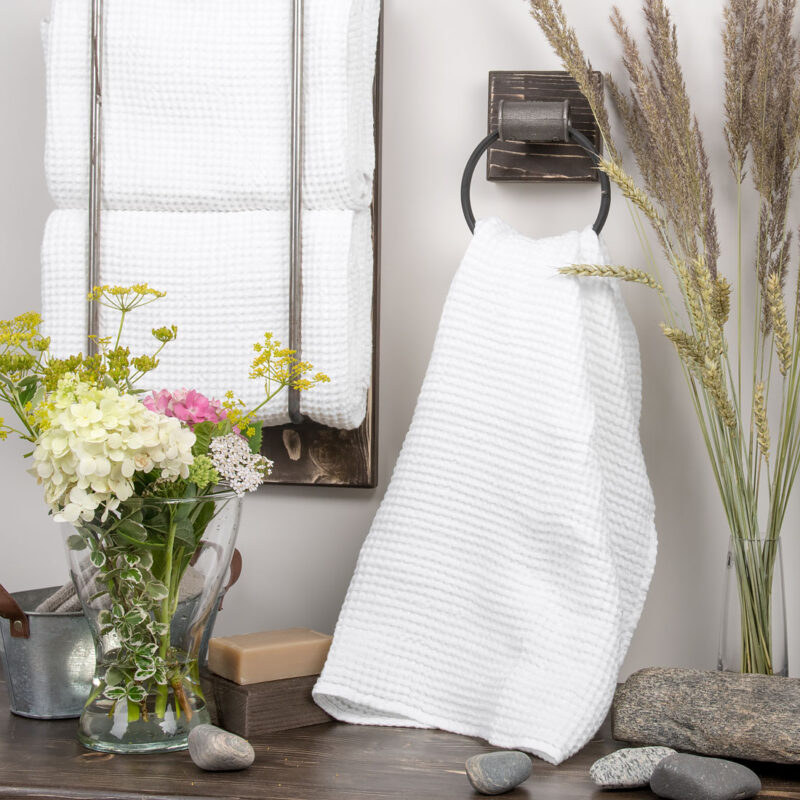 Biały ręcznik kąpielowy.