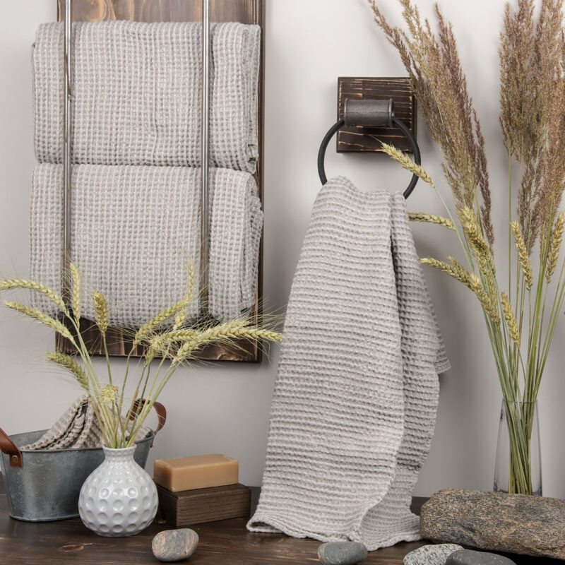 Jasnoszary ręcznik kąpielowy