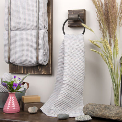 Jasny szary lniany ręcznik kąpielowy, wzór waflowy.