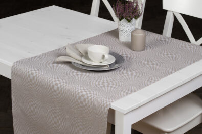 Szary w kratkę lniany bieżnik stołowy