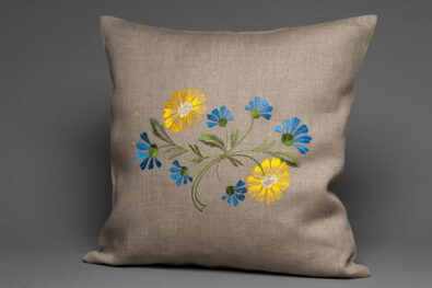 Lniana powłoczka na poduszkę haftowana w kwiaty.