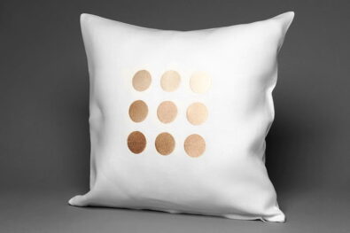 Biała powłoczka na poduszkę w połyskujące grochy.