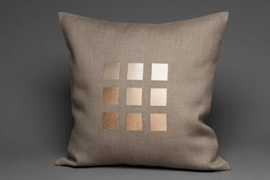 Powłoczka na poduszkę szara w połyskujące kwadraty.