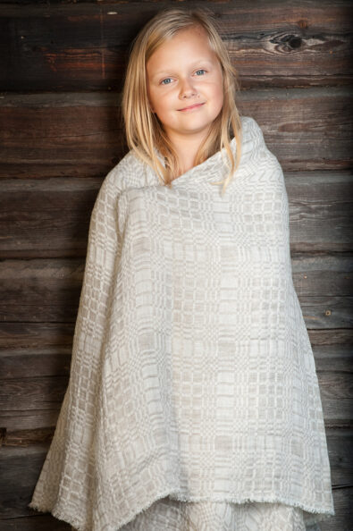 Szary w kratkę lniany pled dziecięcy.