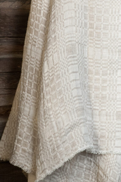 Pled dziecięcy w szaro - białą kratkę.