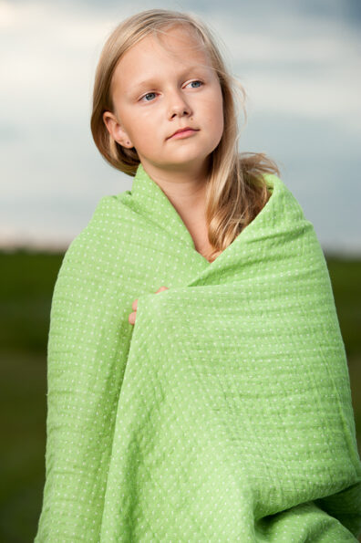 Jasnozielony dwustronny lniany pled dziecięcy.