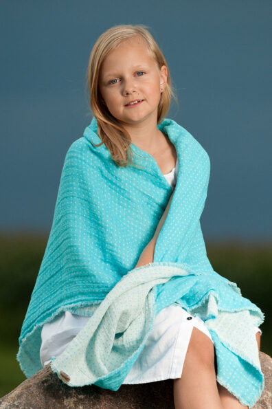 Turkusowy dwustronny lniany pled dziecięcy.