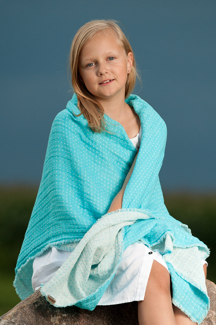 Turkusowy dwustronny lniany pled dziecięcy.