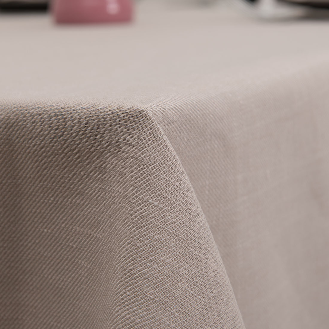 Lniano - bawełniany różowy mereżkowany obrus.