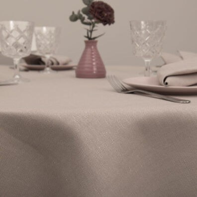 Okrągły (owalny) obrus lniany dusty rose.