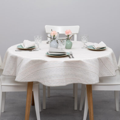 Okrągły (owalny) biały obrus w kolorowe prążki